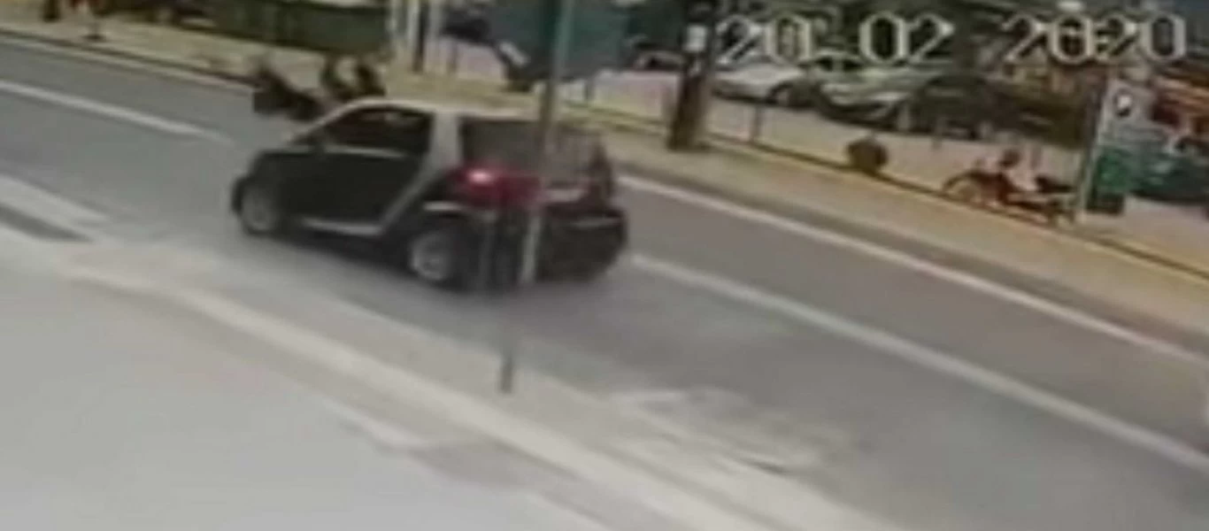 Σοκαριστικό βίντεο στο Ρέθυμνο: Αυτοκίνητο «εκτοξεύει» μητέρα και παιδί - Ευτυχώς δεν υπήρξαν θύματα